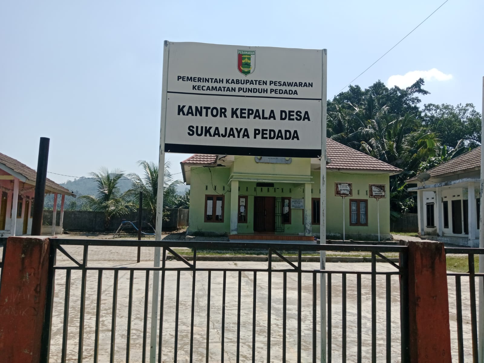 Mbminvestigasi.com | Bantuan Beras Bulog di Desa Sukajaya Belum Dibagikan, Warga Menunggu Enam Hari — Camat: Harus Segera Disalurkan; Ketua BPD Heran Beras Langsung ke Rumah Kades