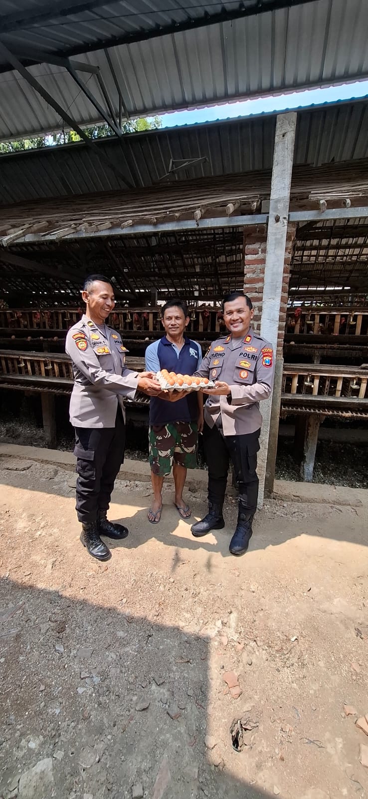 Mbminvestigasi.com | Jaga Produksi Telur, Polsek Kandat Bina Peternak Dukung Ketahanan Pangan