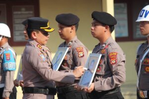 Mbminvestigasi.com | Kapolres Pesisir Barat Pimpin Upacara PTDH Tiga Personel, Tegaskan Komitmen Penegakan Kode Etik Polri