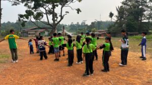 Mbminvestigasi.com | Dukung Pendidikan Perbatasan, Pos Perumbang Satgas Yonarmed 13/Nanggala Berikan Pelatihan Olahraga bagi Siswa SDN 04 Kekurak