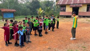 Mbminvestigasi.com | Dukung Pendidikan Perbatasan, Pos Perumbang Satgas Yonarmed 13/Nanggala Berikan Pelatihan Olahraga bagi Siswa SDN 04 Kekurak