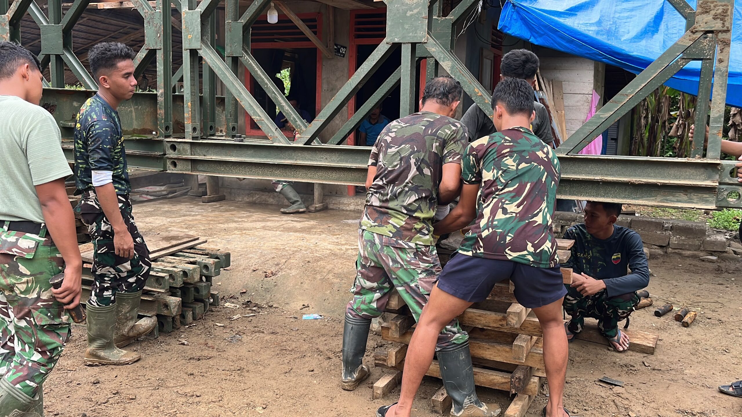 Mbminvestigasi.com | Jembatan Modular di Desa Sihare'o III Nias Capai 64,5 Persen