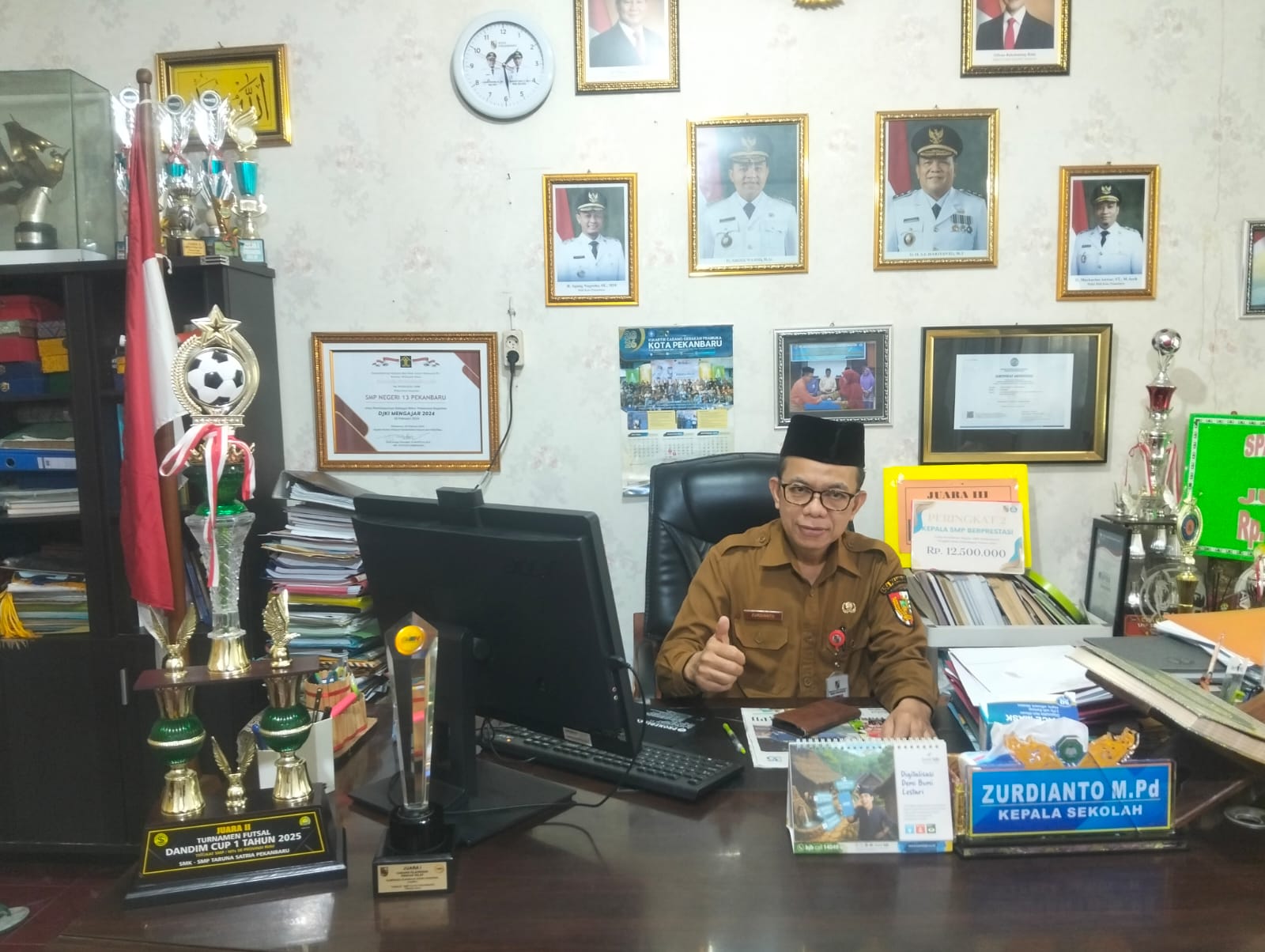 Mbminvestigasi.com | Kepercayaan Yang MenginspirasiI: KEPSEK SMPN 13 Pekanbaru Dalam Presentasi GMTGT Tiga Negara Mbminvestigasi.com | Kepercayaan Yang MenginspirasiI: KEPSEK SMPN 13 Pekanbaru Dalam Presentasi GMTGT Tiga Negara