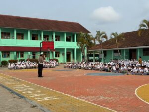 Mbminvestigasi.com | Sat Lantas Polres Pesisir Barat Edukasi Keselamatan Berlalu Lintas di SMAN 1 Krui