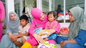 Mbminvestigasi.com | HKGB ke-74, Bhayangkari Sumbar Hadir Berikan Bantuan bagi Warga Terdampak Banjir Bandang