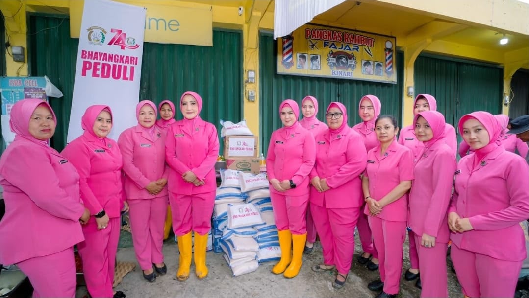 Mbminvestigasi.com | HKGB ke-74, Bhayangkari Sumbar Hadir Berikan Bantuan bagi Warga Terdampak Banjir Bandang