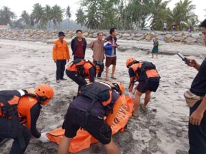 Mbminvestigasi.com | Polsek Pesisir Utara Tangani Penemuan Korban Tenggelam di Perairan Pekon Balam