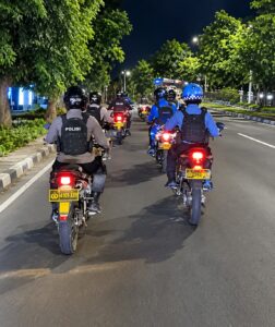 Mbminvestigasi.com | Kapolres Jakbar Pimpin Patroli Skala Besar KRYD Bersama Tiga Pilar Di RPTRA Kalijodoh