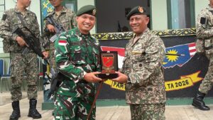 Mbminvestigasi.com | Pererat Kerjasama Pengamanan Batas Negara, Pos Gabma Nanga Badau Satgas Yonarmed 13/Nanggala Terima Kunjungan Panglima 3 Briged TDM