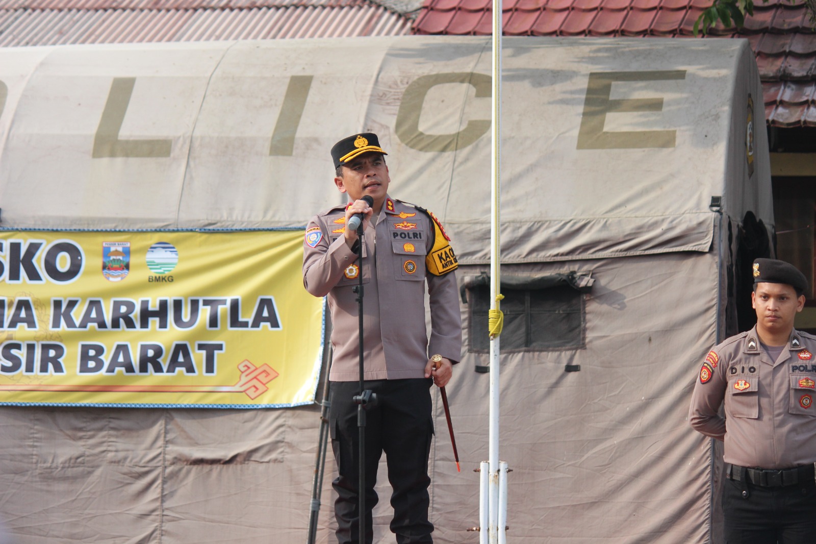 Mbminvestigasi.com | Kapolres Pesisir Barat Pimpin Apel Pagi, Tegaskan Profesionalisme dalam Pelaksanaan Tugas