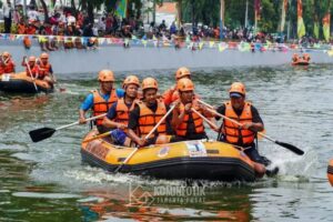 Mbminvestigasi.com | Wali Kota Jakarta Pusat Buka Festival KORMI dan Lomba Dayung Passer Baroe di Kali Ciliwung Pasar Baru