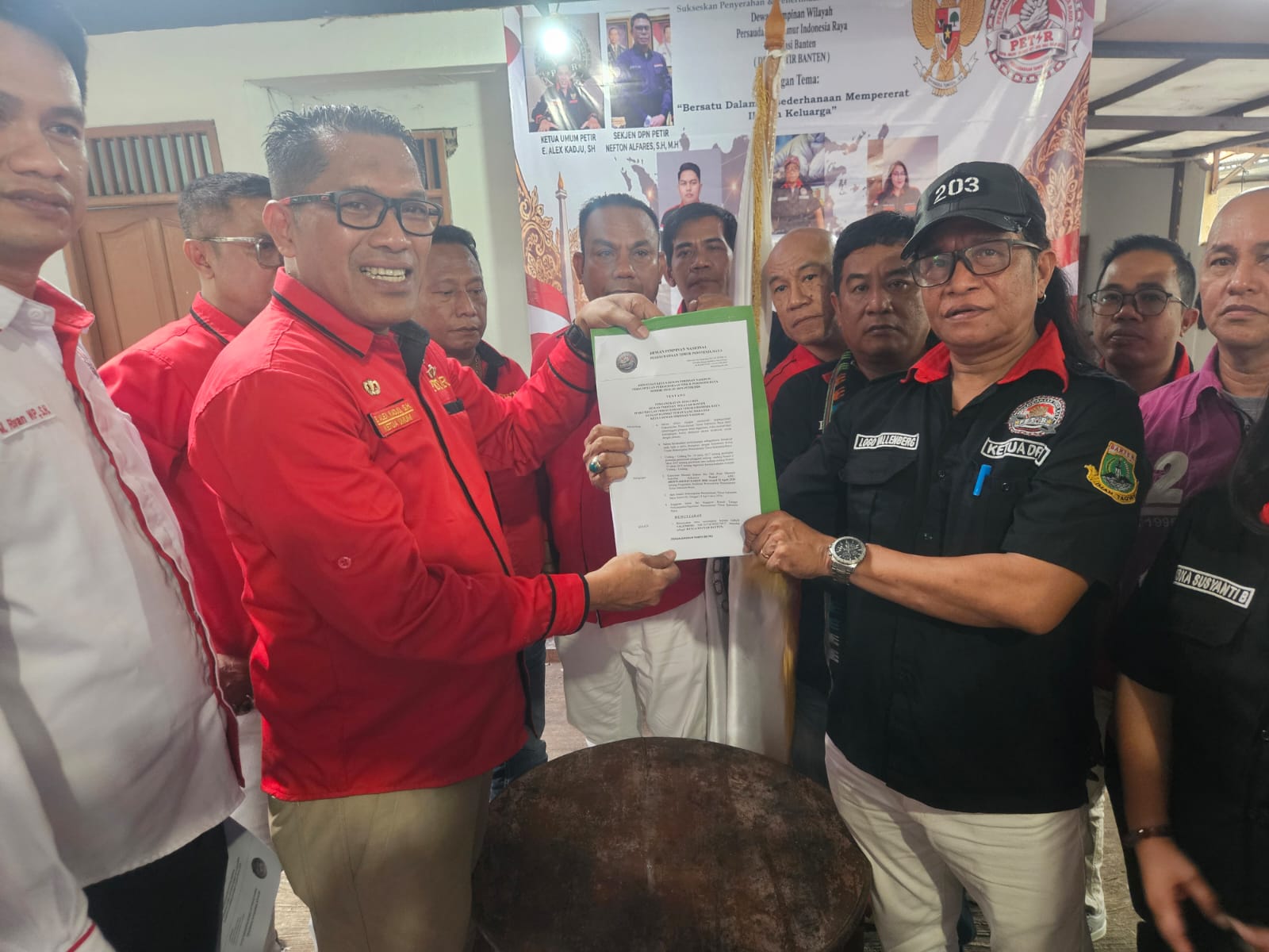 Mbminvestigasi.com | Pegang SK Ketua DPW PETIR Banten, Logo Valenberg Dapat Suntikan Semangat dari DPW PETIR DKI Jakarta