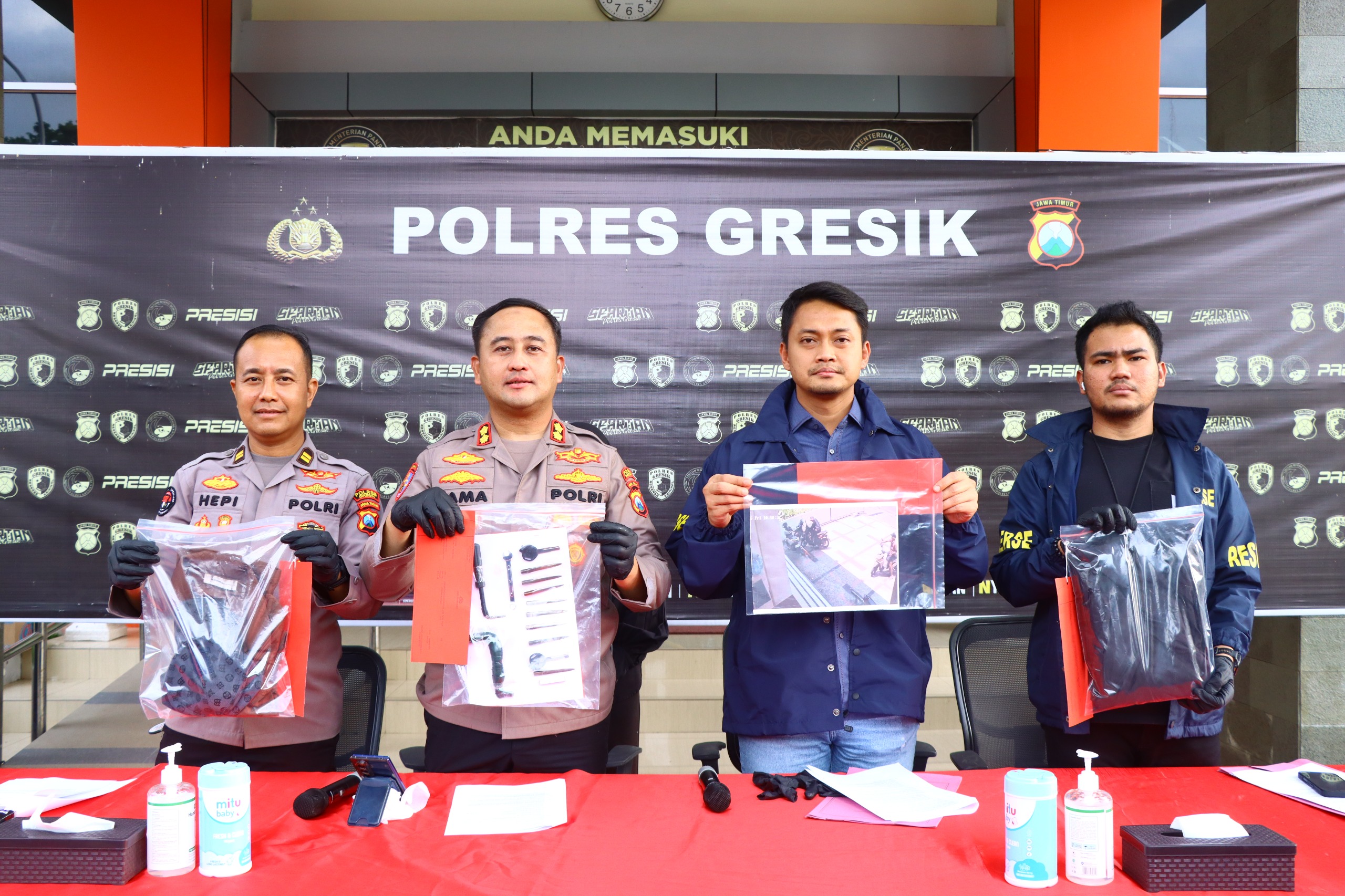 Mbminvestigasi.com | Kapolres Gresik Kembalikan Motor Korban Curanmor, Dua Residivis Diberi Tindakan Tegas Terukur