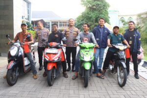 Mbminvestigasi.com | Kapolres Gresik Kembalikan Motor Korban Curanmor, Dua Residivis Diberi Tindakan Tegas Terukur