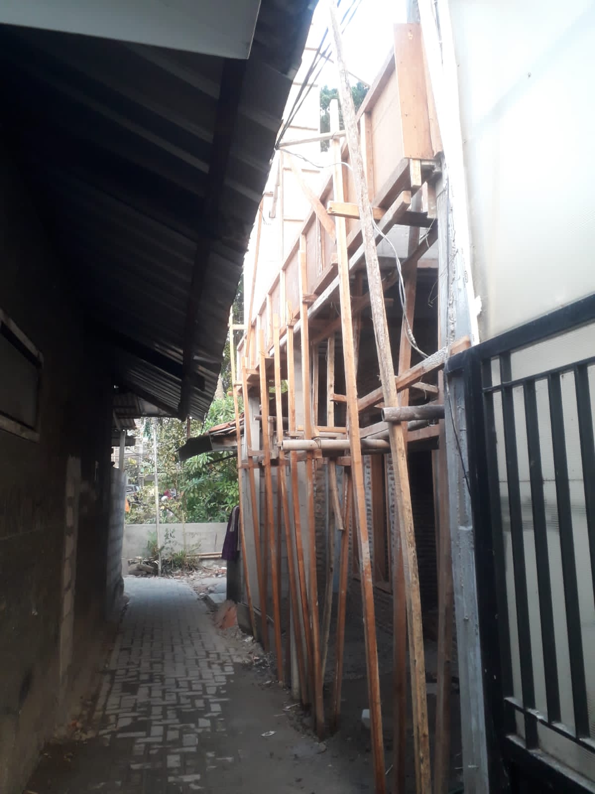 Mbminvestigasi.com | Pembangunan Rumah Dua Lantai di Poris Jaya Diduga Tanpa PBG, Warga Sebut Ada "Tutup Mata Mbminvestigasi.com | Pembangunan Rumah Dua Lantai di Poris Jaya Diduga Tanpa PBG, Warga Sebut Ada "Tutup Mata