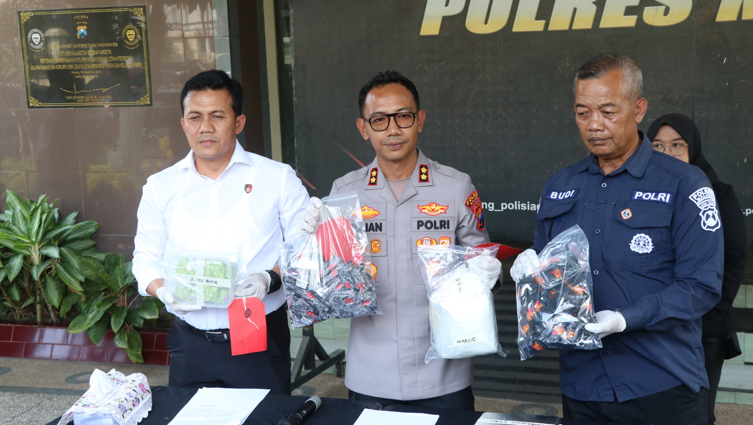Mbminvestigasi.com | Polres Malang Gagalkan Peredaran 1,1 Kg Sabu dan Ribuan Ekstasi Asal Jakarta Mbminvestigasi.com | Polres Malang Gagalkan Peredaran 1,1 Kg Sabu dan Ribuan Ekstasi Asal Jakarta