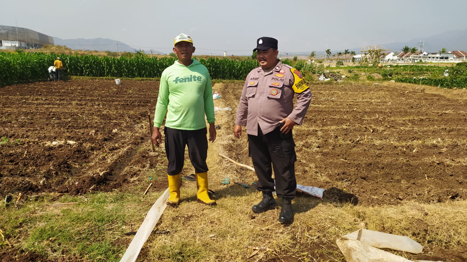 Mbminvestigasi.com | Lahan Tak Harus Luas, Bhabinkamtibmas Polsek Tarokan Dorong Warga Perkuat Ketahanan Pangan Mbminvestigasi.com | Lahan Tak Harus Luas, Bhabinkamtibmas Polsek Tarokan Dorong Warga Perkuat Ketahanan Pangan