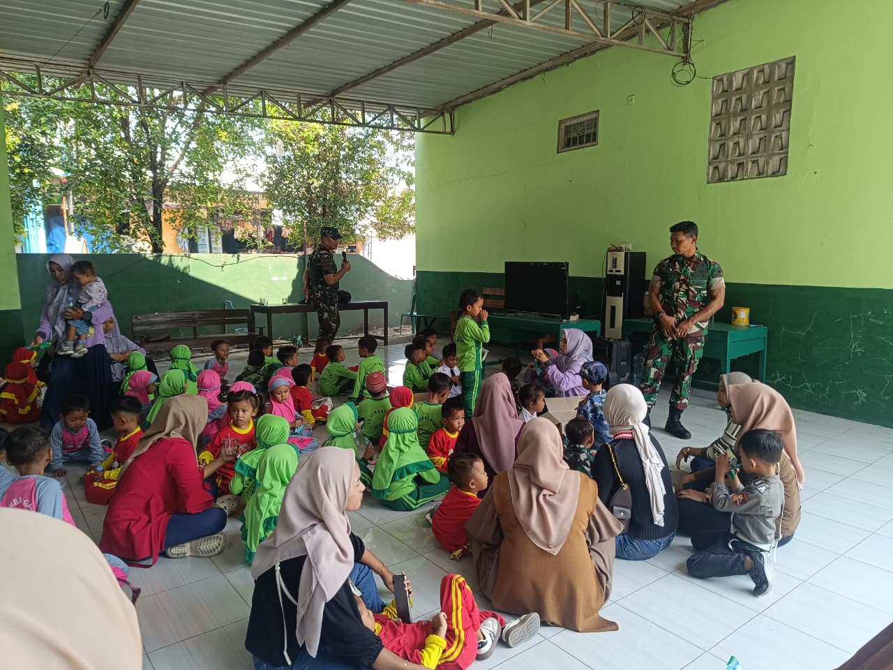 Mbminvestigasi.com | 60 Anak TK dan KB Sambangi Koramil Plupuh, Belajar Disiplin dan Kenali Lingkungan Militer