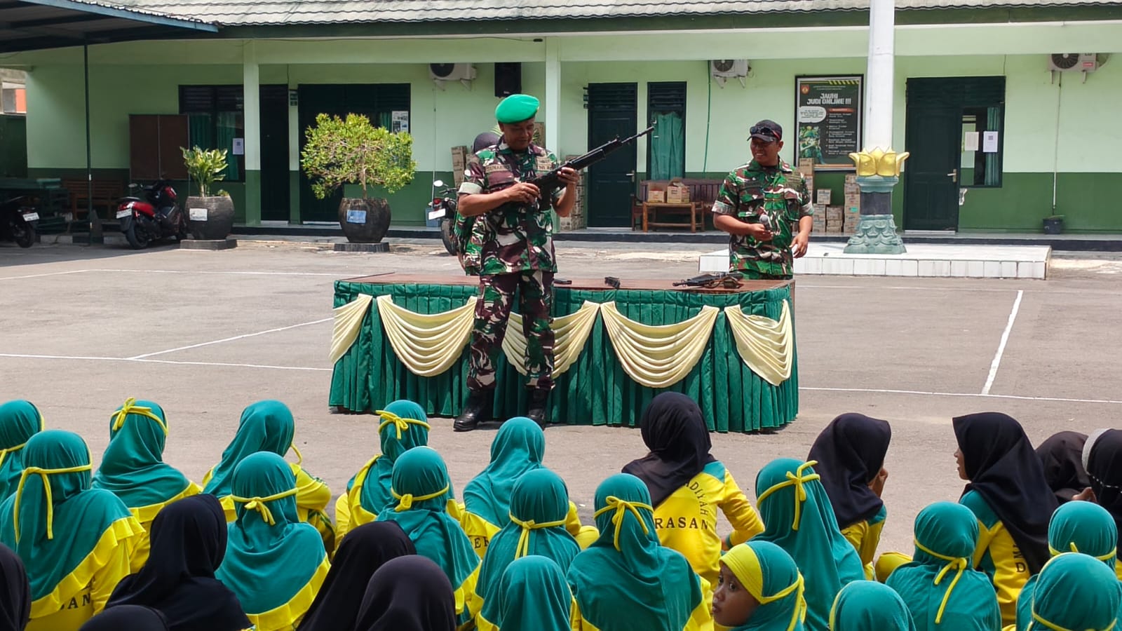 Mbminvestigasi.com | Belajar Jadi Tentara Sambil Bermain, 145 Siswa Muhamadiyah Drasan Serbu Makodim 0724/Boyolali Mbminvestigasi.com | Belajar Jadi Tentara Sambil Bermain, 145 Siswa Muhamadiyah Drasan Serbu Makodim 0724/Boyolali