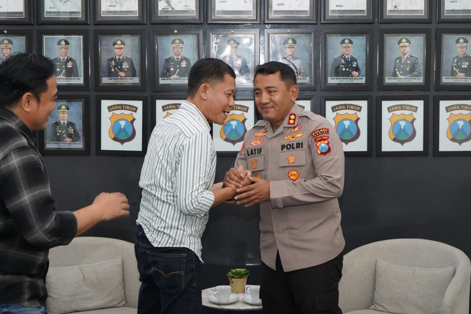 Mbminvestigasi.com | Kapolres Kediri Perkuat Sinergi dengan Andika MEDIA, Dorong Pelayanan Publik yang Responsif Mbminvestigasi.com | Kapolres Kediri Perkuat Sinergi dengan Andika MEDIA, Dorong Pelayanan Publik yang Responsif
