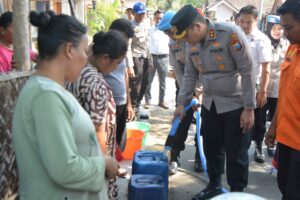 Mbminvestigasi.com | Polres Bondowoso Distribusikan Air Bersih Bantu Warga Taman Krocok Hadapi Kemarau Panjang