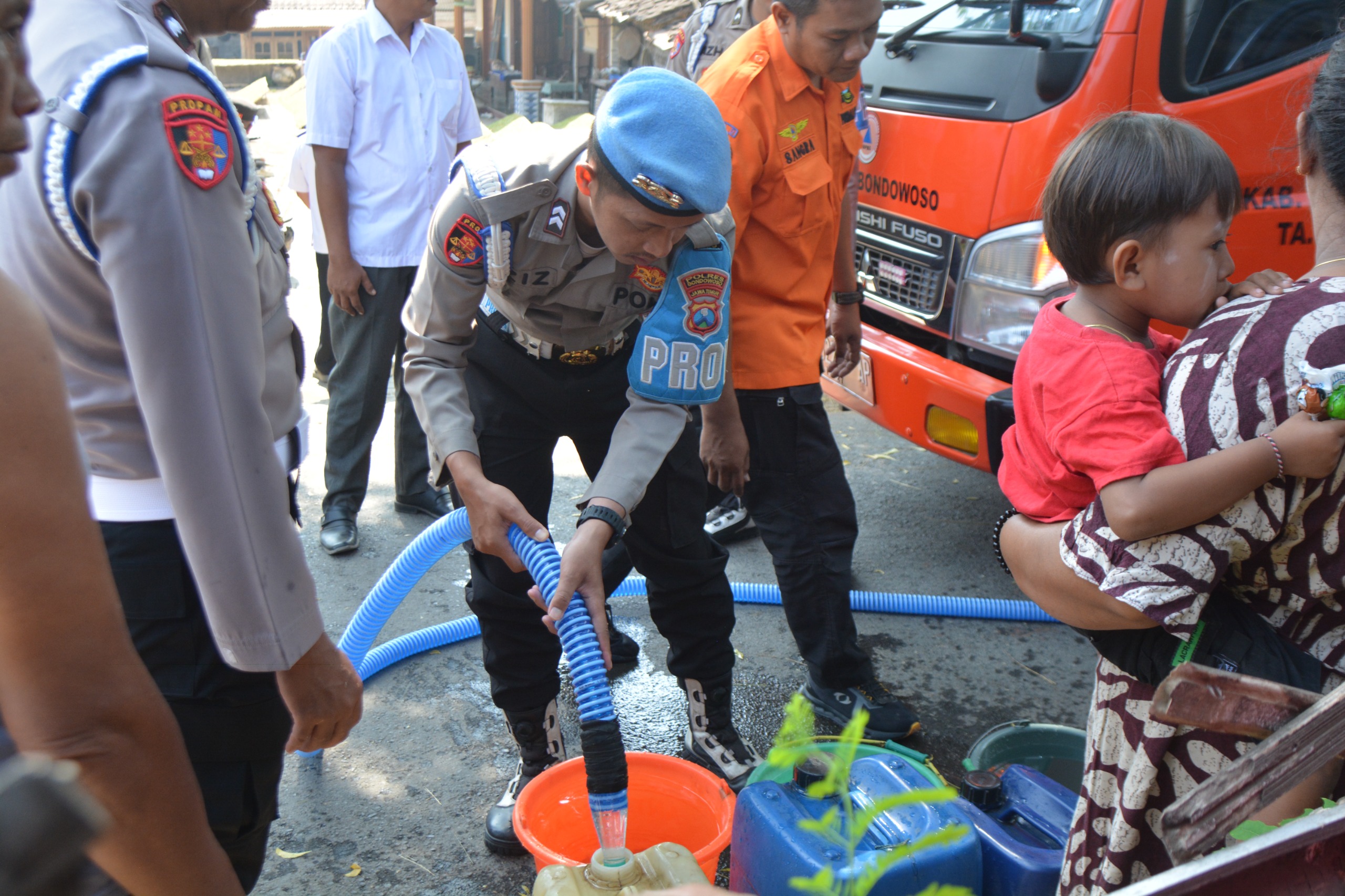 Mbminvestigasi.com | Polres Bondowoso Distribusikan Air Bersih Bantu Warga Taman Krocok Hadapi Kemarau Panjang Mbminvestigasi.com | Polres Bondowoso Distribusikan Air Bersih Bantu Warga Taman Krocok Hadapi Kemarau Panjang
