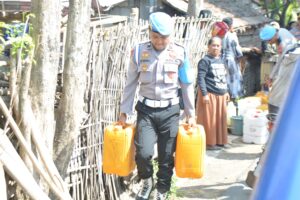 Mbminvestigasi.com | Polres Bondowoso Distribusikan Air Bersih Bantu Warga Taman Krocok Hadapi Kemarau Panjang