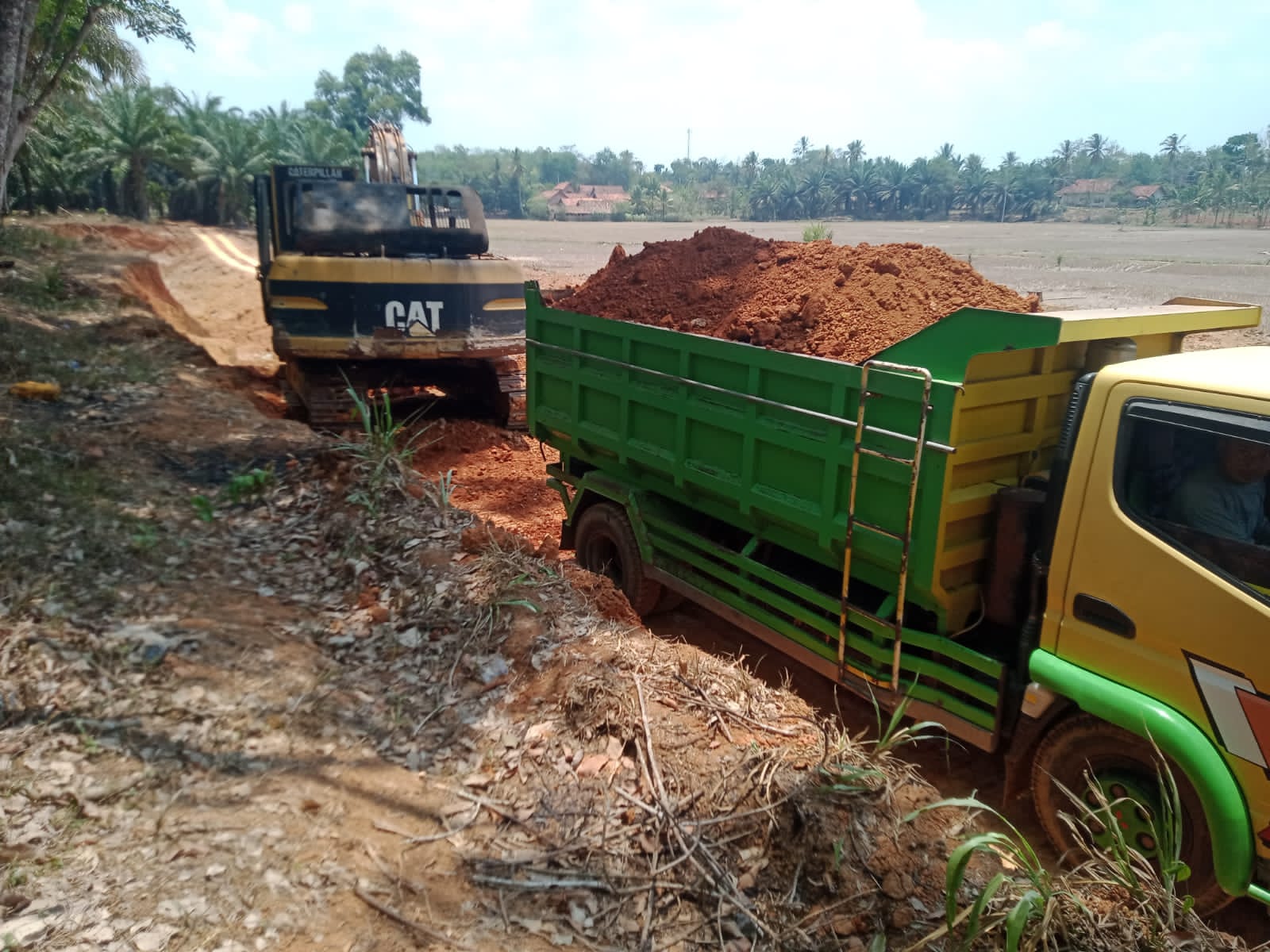 Mbminvestigasi.com | Aktivitas Galian Tanah Uruk di Purwodadi Jadi Sorotan Warga, Debu dan Kerusakan Jalan Dikeluhkan