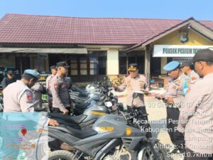 Mbminvestigasi.com | Kapolsek Pesisir Tengah Pimpin Apel Pagi, Cek Kehadiran Personel dan Kendaraan Dinas