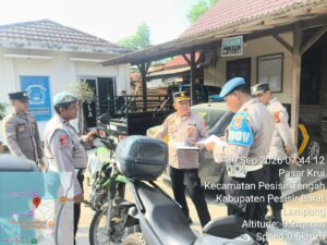 Mbminvestigasi.com | Kapolsek Pesisir Tengah Pimpin Apel Pagi, Cek Kehadiran Personel dan Kendaraan Dinas