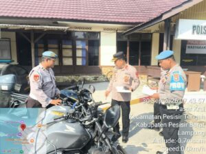 Mbminvestigasi.com | Kapolsek Pesisir Tengah Pimpin Apel Pagi, Cek Kehadiran Personel dan Kendaraan Dinas