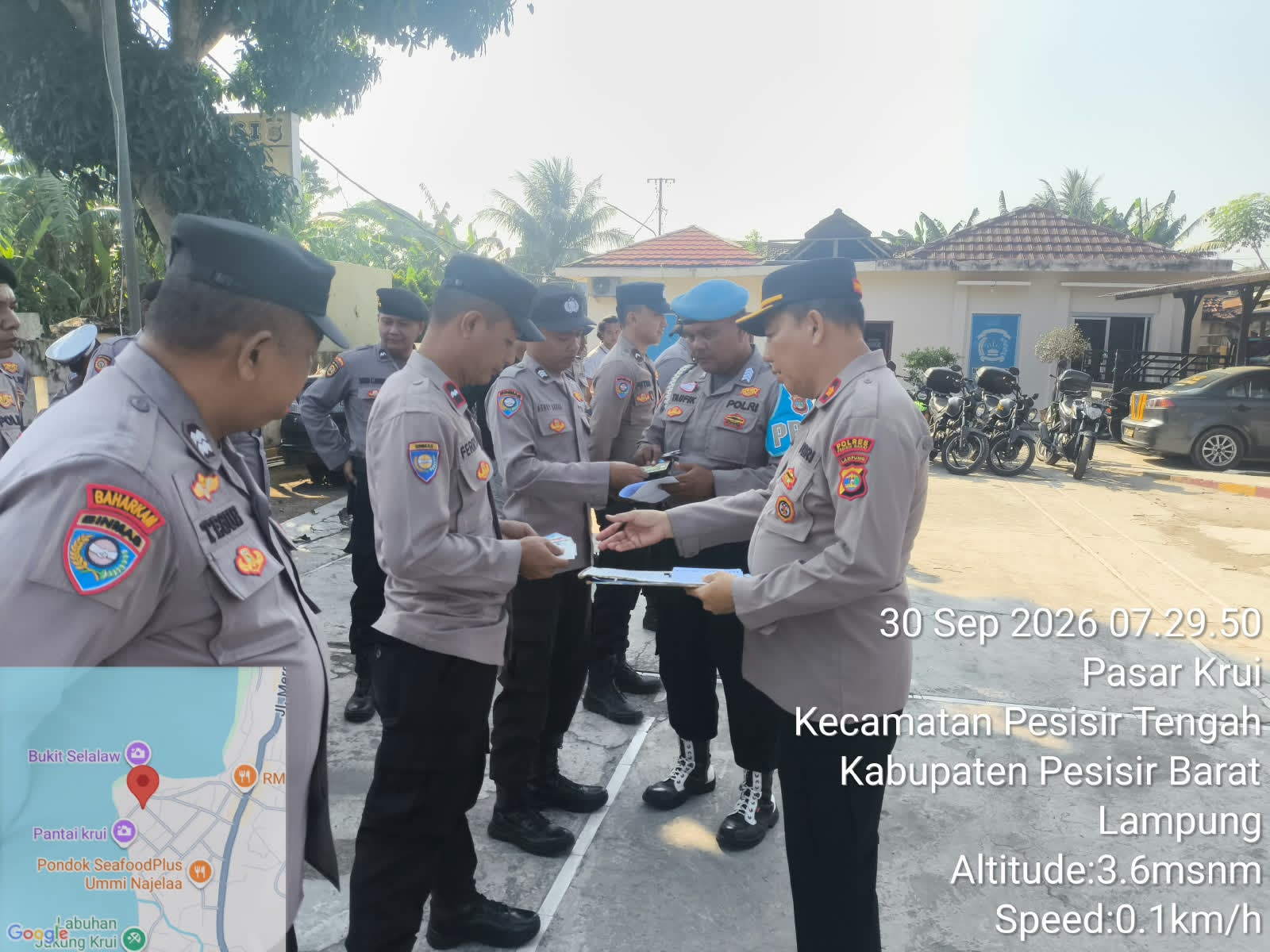 Mbminvestigasi.com | Kapolsek Pesisir Tengah Pimpin Apel Pagi, Cek Kehadiran Personel dan Kendaraan Dinas