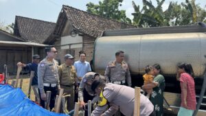 Mbminvestigasi.com | SABER Satlantas Polres Ngawi: Salurkan Bantuan Air Bersih untuk Warga Terdampak Kekeringan