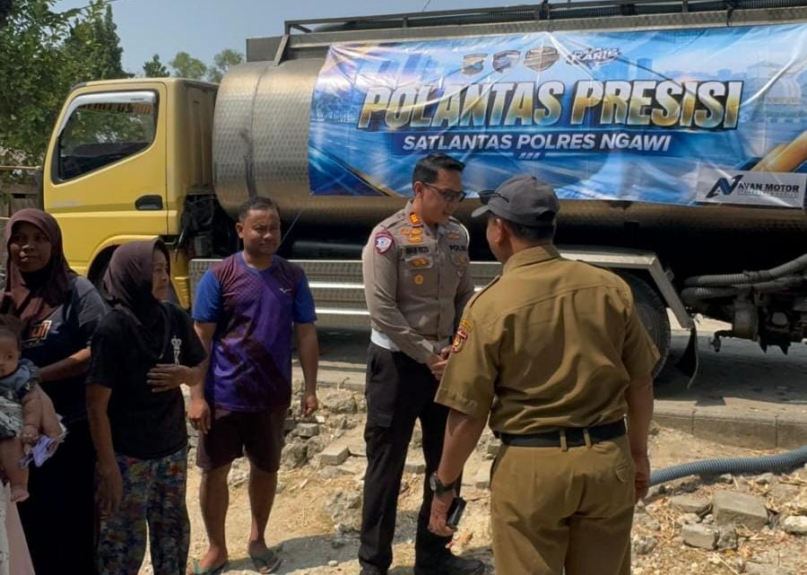 Mbminvestigasi.com | SABER Satlantas Polres Ngawi: Salurkan Bantuan Air Bersih untuk Warga Terdampak Kekeringan
