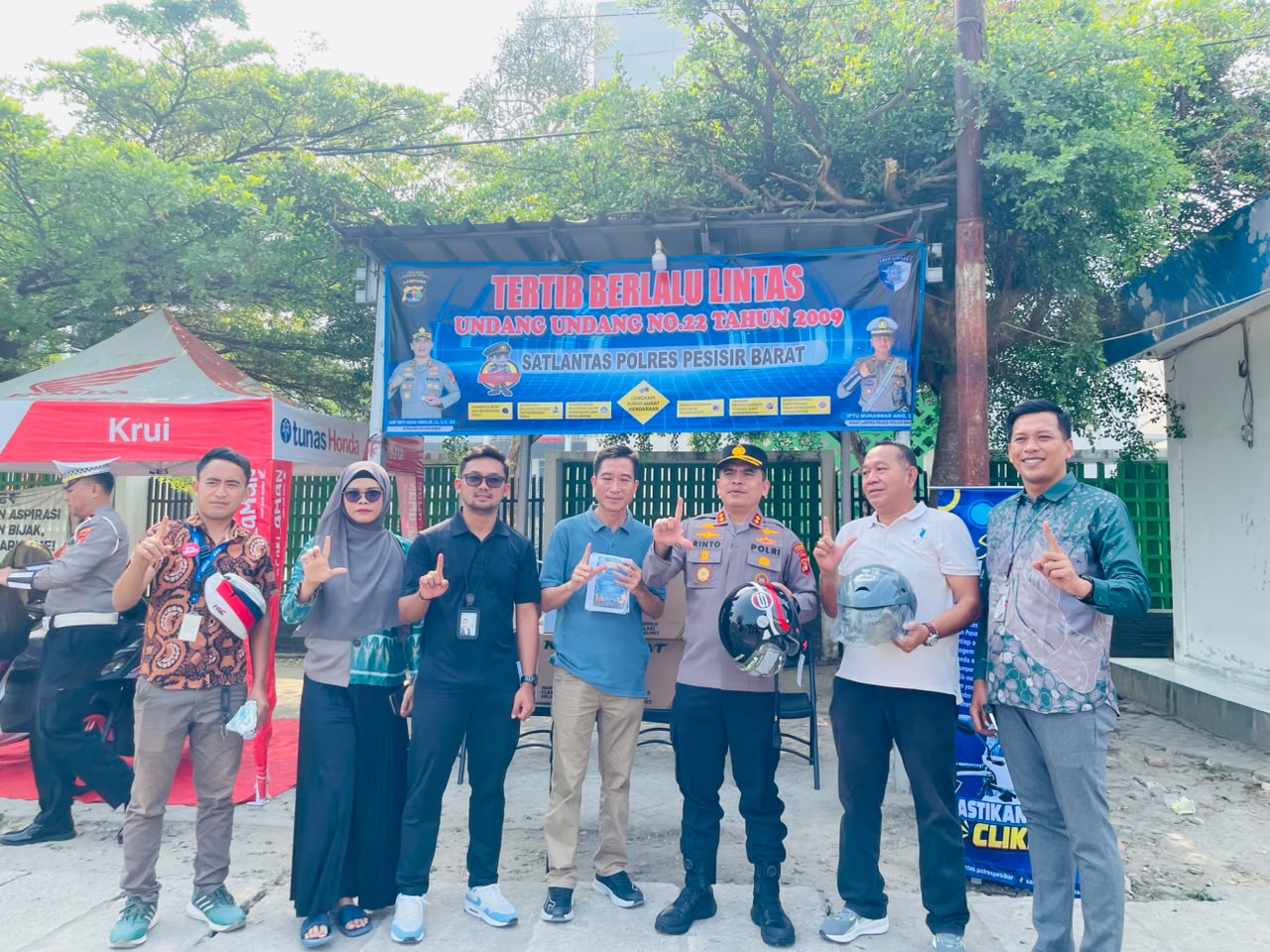 Mbminvestigasi.com | Peduli Keselamatan, Kapolres Pesisir Barat Bagikan Helm Gratis kepada Pengendara