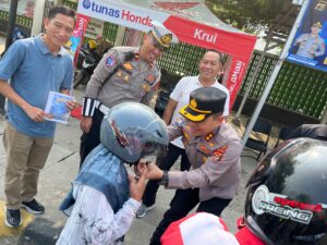 Mbminvestigasi.com | Peduli Keselamatan, Kapolres Pesisir Barat Bagikan Helm Gratis kepada Pengendara