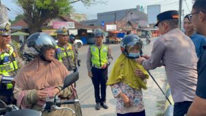 Mbminvestigasi.com | Peduli Keselamatan, Kapolres Pesisir Barat Bagikan Helm Gratis kepada Pengendara