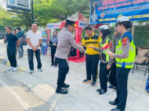 Mbminvestigasi.com | Peduli Keselamatan, Kapolres Pesisir Barat Bagikan Helm Gratis kepada Pengendara