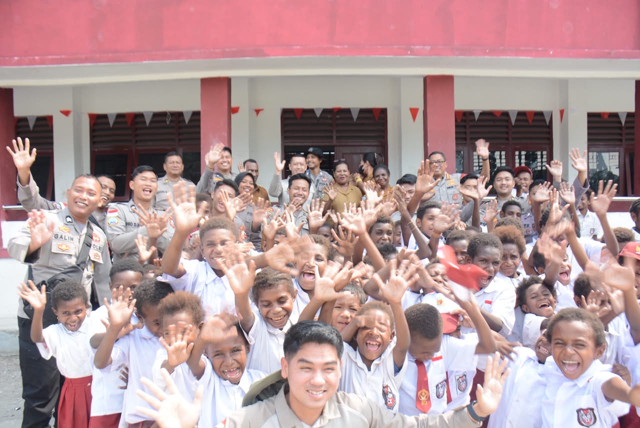 Mbminvestigasi.com | Satgas Damai Cartenz Bagikan Tas dan Alat Tulis untuk Masa Depan Papua Mbminvestigasi.com | Satgas Damai Cartenz Bagikan Tas dan Alat Tulis untuk Masa Depan Papua