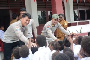Mbminvestigasi.com | Satgas Damai Cartenz Bagikan Tas dan Alat Tulis untuk Masa Depan Papua