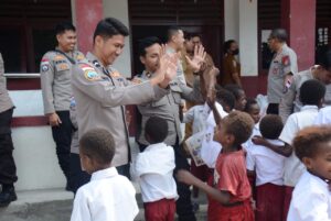 Mbminvestigasi.com | Satgas Damai Cartenz Bagikan Tas dan Alat Tulis untuk Masa Depan Papua