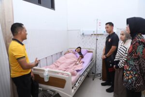 Mbminvestigasi.com | Kapolres Kediri Kota Visite Tiga Personel yang Sakit, Berikan Dukungan dan Semangat untuk Pulih