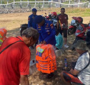 Mbminvestigasi.com | Keselamatan Nelayan Jadi Prioritas, Satpolairud Polresta Banyuwangi Bagikan Life Jacket