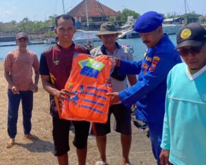 Mbminvestigasi.com | Keselamatan Nelayan Jadi Prioritas, Satpolairud Polresta Banyuwangi Bagikan Life Jacket
