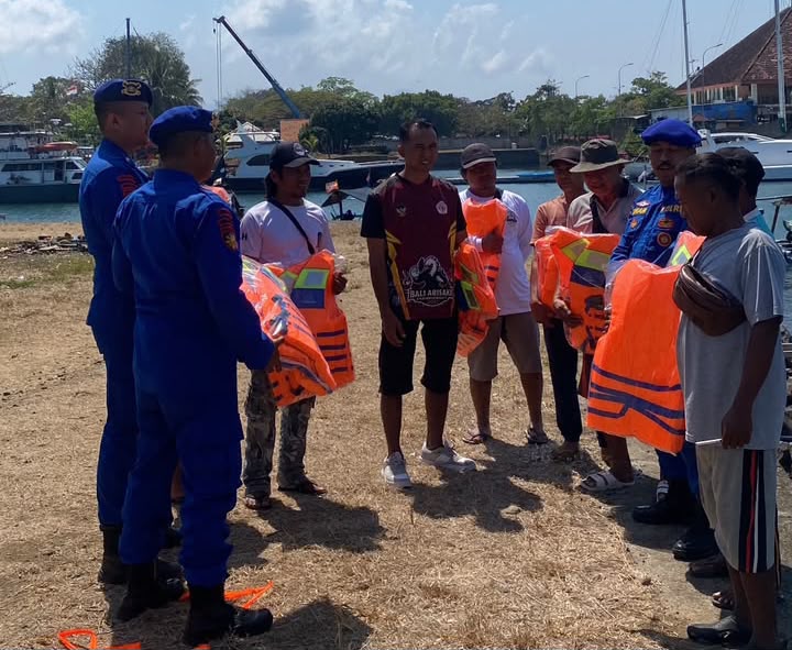 Mbminvestigasi.com | Keselamatan Nelayan Jadi Prioritas, Satpolairud Polresta Banyuwangi Bagikan Life Jacket