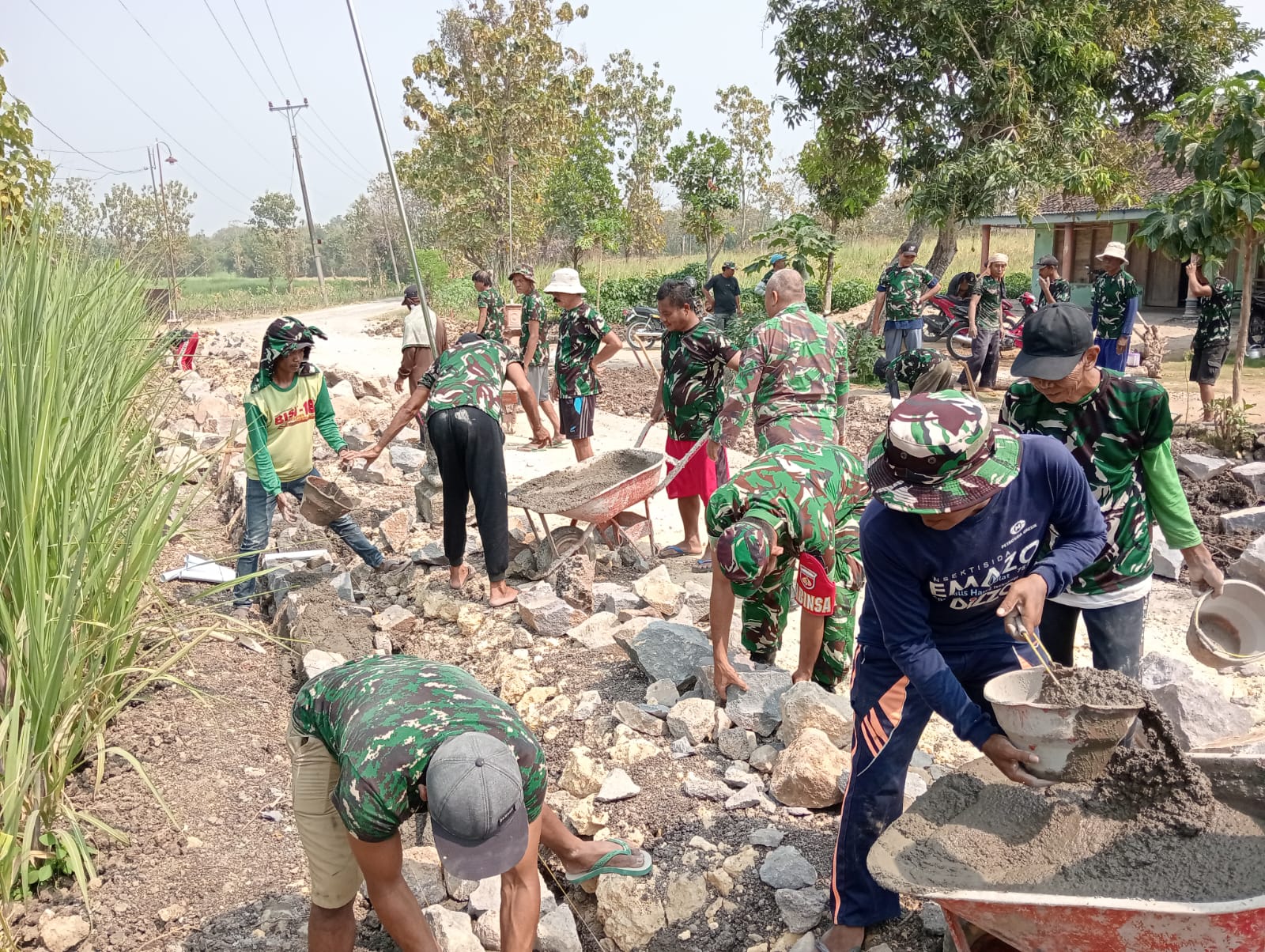Mbminvestigasi.com | Wujudkan Akses Desa yang Layak, TNI dan Warga Mlale Sragen Bahu-Membahu Cor Jalan