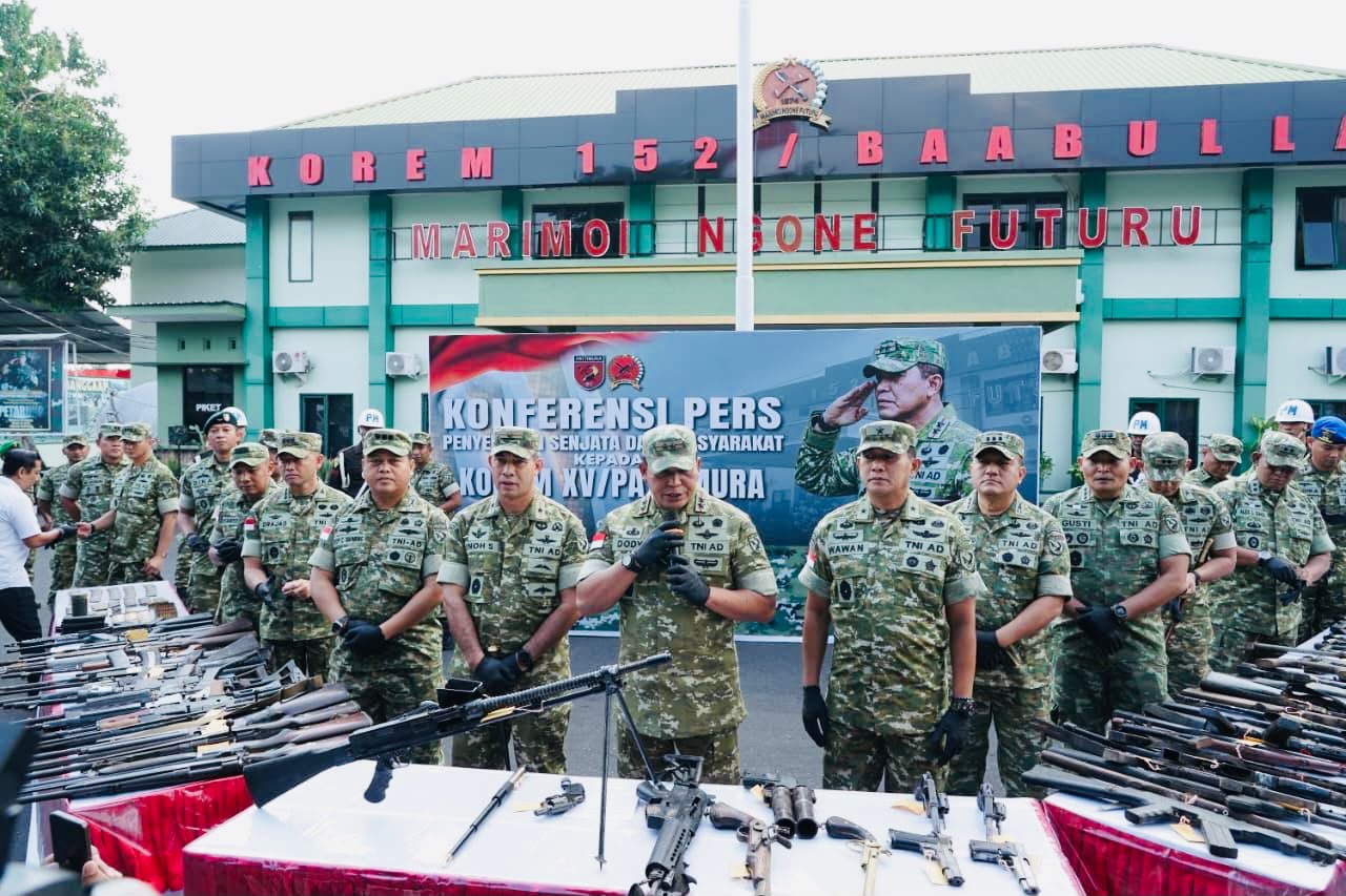 Mbminvestigasi.com | Pendekatan Prajurit Berbuah Kepercayaan, Masyarakat Sukarela Serahkan 75 Senjata