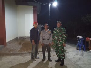 Mbminvestigasi.com | Jaga Kamtibmas, Babinsa Dan Linmas Patroli Malam Sasar Permukiman