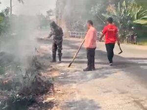 Mbminvestigasi.com | Sampah Menumpuk di Jembatan Tinawas, Koramil Nogosari Turun Tangan Ajak Warga Peduli Lingkungan