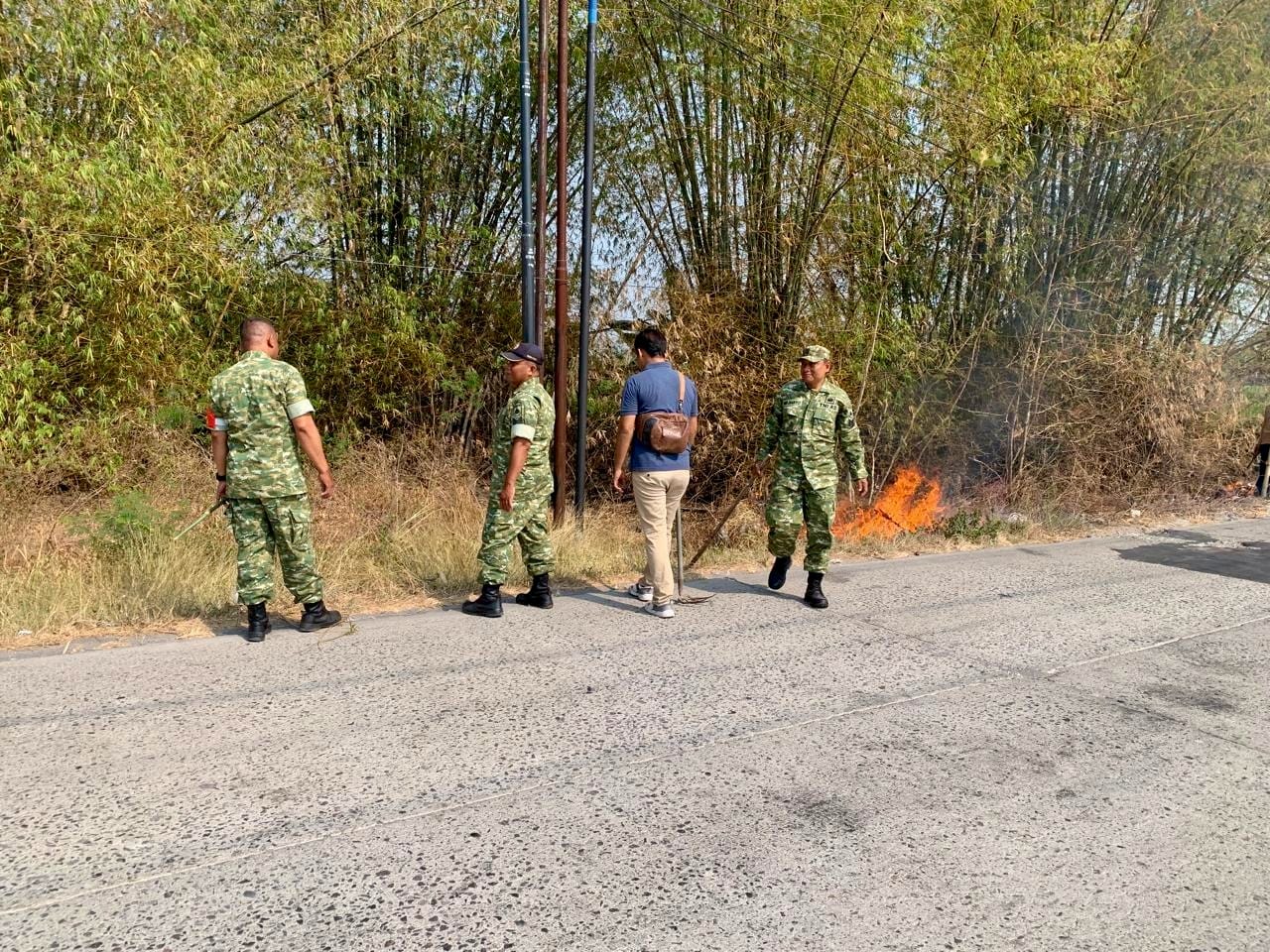 Mbminvestigasi.com | Sampah Menumpuk di Jembatan Tinawas, Koramil Nogosari Turun Tangan Ajak Warga Peduli Lingkungan